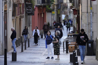 Gent passejant pels carrers cèntrics de la ciutat.