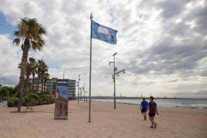 La playa de la Pineda lleva 24 años con el distintivo de Bandera Azul.