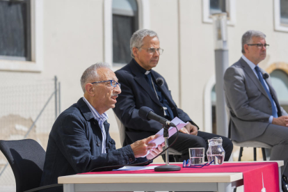 El filòleg i professor de la URV, Pere Navarro, amb l'arquebisbe de Tarragona, Joan Planellas, i l'alcalde, Pau Ricomà.