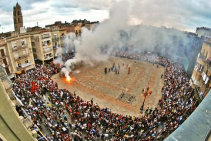 Imatge de la Plaça Mercadal de Reus durant la celebració de la Primera Tronada, posterior al Pregó de la Festa, durant la Festa Major de Sant Pere de Reus d'una edició anterior.