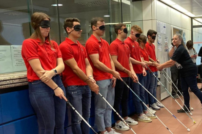 Els jugadors del Reus Deportiu han provat de moure's per la ciutat amb els ulls tapats.