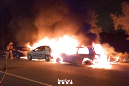 Moment de l'incendi de tres vehicles a Sant Salvador.