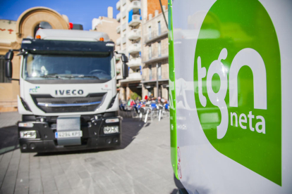 Vehicles de la neteja contractats per l'Ajuntament de Tarragona a la plaça Corsini en una imatge d'arxiu.