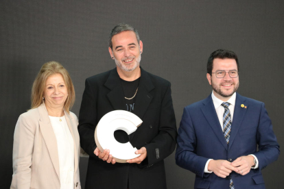El director de l'Eufònic, Vicent Fibla, el president Pere Aragonès i la crítica d'art Conxita Oliver durant l'entrega del premi.