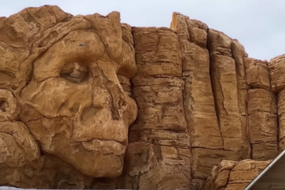 La cara del nativo americano, bautizado como 'Bolt the rock', ya preside la entrada de la atracción 'Uncharted' de PortAventura.