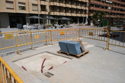 Imatge dels treballs previs per a col·locar l'escultura de David Callau a la plaça Aragó de Cambrils.