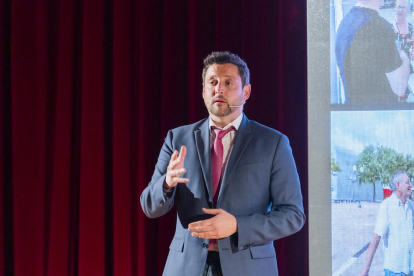 Rubén Viñuales, candidat del PSC, va fer una conferència ahir a l'Aula Magna de la URV.