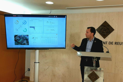 Daniel Rubio explicando el nuevo sistema que se ha instalado en las placas solares de Reus para realizar un seguimiento a tiempo real de su consumo.