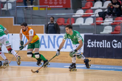 Ferrer, a l'esquerra, en un partit del 'play-off' contra el Liceo.