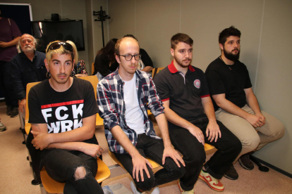 Els quatre joves del Camp de Tarragona a l'inici del judici als jutjats penals de Tarragona.