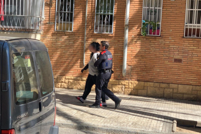 Imatge del moment de la detenció al barri Fortuny de Reus.