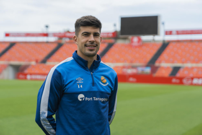 El central del Nàstic, Alex Quintanilla, sobre la gespa del Nou Estadi Costa Daurada, ahir.