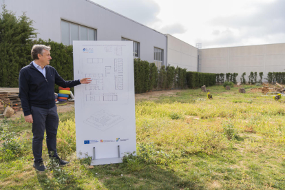 Josep Ramon Nogués, explicando el proyecto en el lugar donde se edificará el nuevo equipamiento.