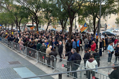 Desenes de persones es concentren a la Ciutat de la Justícia contra la detenció de Clara Ponsatí.