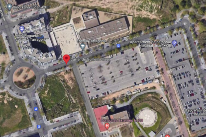 El nuevo parking se situará en un terreno situado detrás de la Escola Tarragona y del Hospital Joan XXIII.