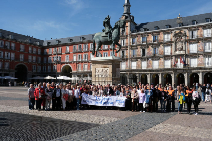 El grup, ahir, amb l'alcalde de la Pobla de Mafumet, a la plaça Major de Madrid.