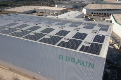 Imagen de las placas solares que ha instalado B. Braun en la planta de Santa Oliva.