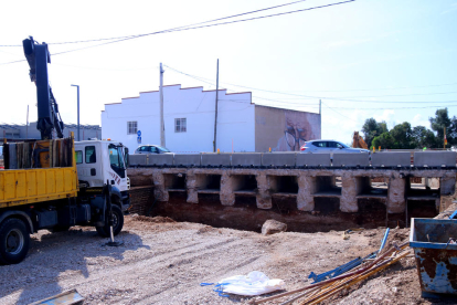 Actual puente que cruza los barrancos de los Pixadors, con los ojos donde debe pasar el agua de las barrancadas.