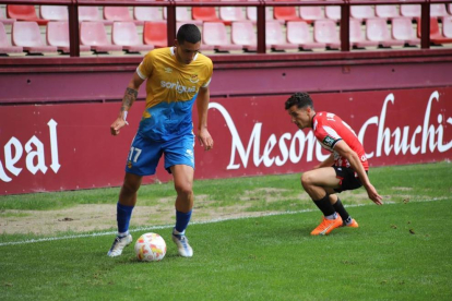 Pablo Fernández controlando la pelota bajo la presencia de un defensor de la UD Logroñés.