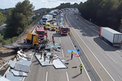 Imatge de l'accident del camió a l'AP-7 a Tarragona.