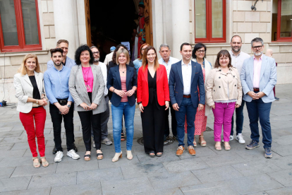 Los 15 concejales encabezados por la socialista Sandra Guaita que configurarán el próximo gobierno municipal en Reus.