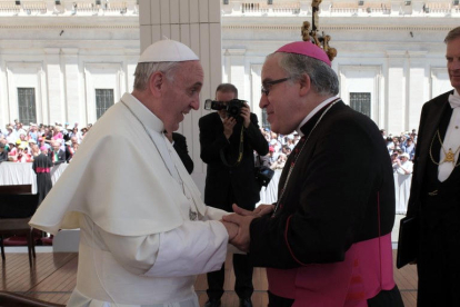 El papa Francesc saluda el bisbe de Terrassa i nou arquebisbe de Sevilla, José Ángel Saiz Meneses.