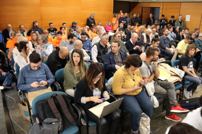 Els treballadors del servei de la brossa de Tarragona i altres ciutadans, en la sessió plenària de l'Ajuntament d.