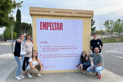 Els sis joves que conformen l'associació d'Empelt d'Arts a la Selva del Camp.