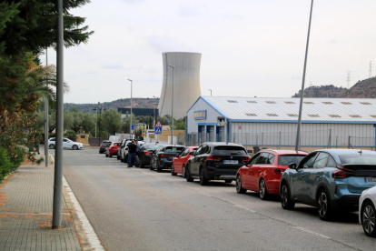 Treballadors a la rotonda d'accés de la nuclear d'Ascó, esperant per poder entrar a treballar a la central

Data de publicació: dimecres 07 de juny del 2023, 11:11

Localització: Ascó

Autor: Anna Ferràs