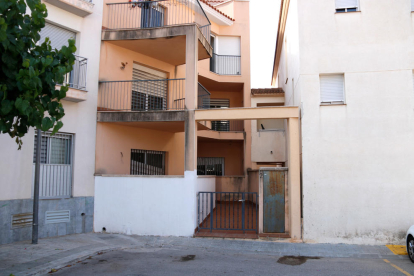 El bloc de pisos de la plaça Martorell de Roda de Berà que va ser desallotjat l'any passat.