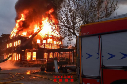 Imagen del incendio que ha hecho colapsar el restaurante del camping Arc de Barà.