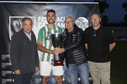 Els representants de la delegació de la FCF a Tarragona entregant la copa.