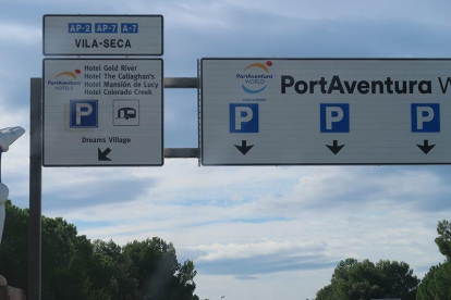 Carteles que hay en la entrada de PortAventura World, para acceder al parque, donde lanzaron clavos y aceite para protestar contra Hard Rock.