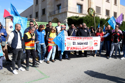 Los trabajadores de Ivemon Ambulàncies Egara durante la lectura del manifiesto en la protesta en Tarragona.