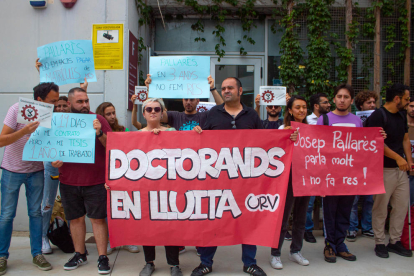 Una trentena de doctorands va manifestar-se ahir a la tarda al Campus Catalunya.