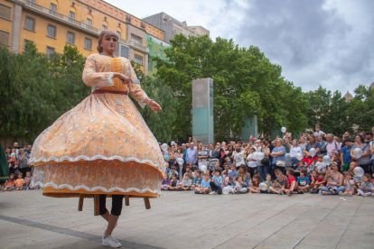 La Vitxeta va estrenar el seu nou vestit ballant davant el públic a la plaça de la Llibertat.