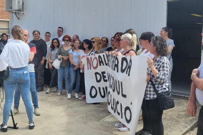 La concentració de famílies davant del mòdul de l'Escola Cèlia Artiga, ahir.
