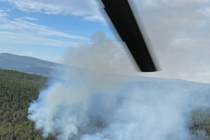 Imatge aèria d'un incendi al Montmell, a la zona del Fondo de Cal Grasset, a la Serra de la Torre.
