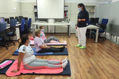 Usuarios del CAP Tarraco, en Tarragona, durante una sesión de fisioterapia.