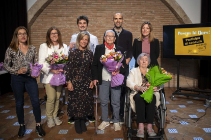 Els guanyadors del concurs 'Posem-hi flors' amb la consellera Elvira Vidal.