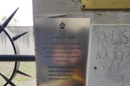 Imatge de l'homenatge de l'Ajuntament del Perelló als perellonencs assassinats al camp de Gusen.