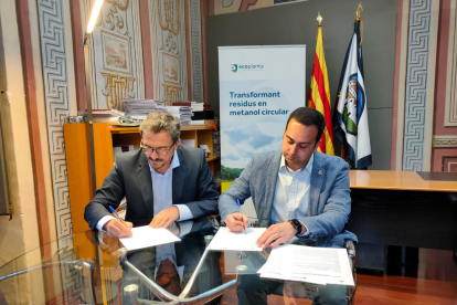 Signatura del conveni entre l'Ajuntament del Morell i Ecoplanta per promoure l'ocupació al municipi.