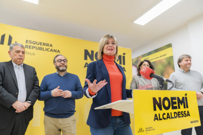 Imatge de Noemí Llauradó, amb el seu equip de govern, en un acte de campanya.