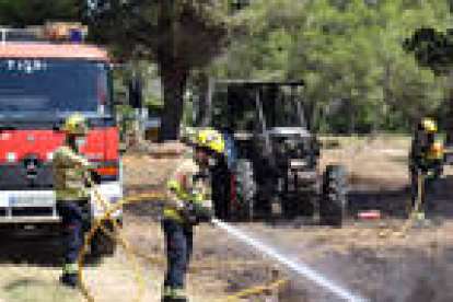 El tractor que ha provocado el incendio en Mont-roig del Camp calcinado.