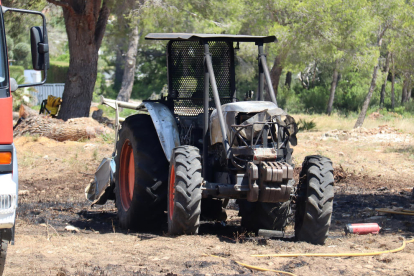 El tractor que ha provocat l'incendi a Mont-roig del Camp calcinat.