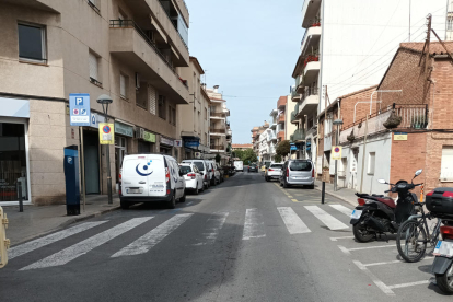 El pavimento de la calle Pau Casals había sufrido un importante desgaste con el paso de los años.