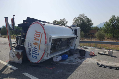 El camió accidentat a Marçà ha quedat bolcat i els Bombers han contingut la fuita de gasoil.