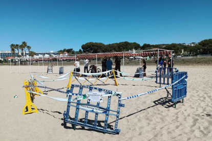 Zona delimitada amb tanques de plàstic per a protegir els ous de tortuga.