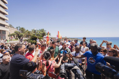 El candidat de Vox, Santiago Abascal, durant la seva atenció als mitjans al Balcó del Mediterrani.