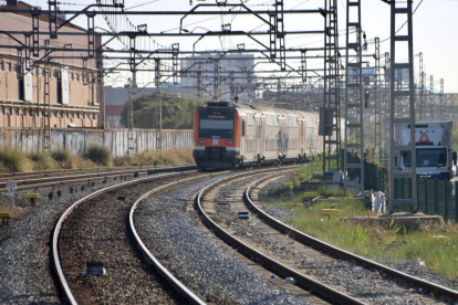 Un tren surt de l'estació de Gavà en sentit Barcelona.
